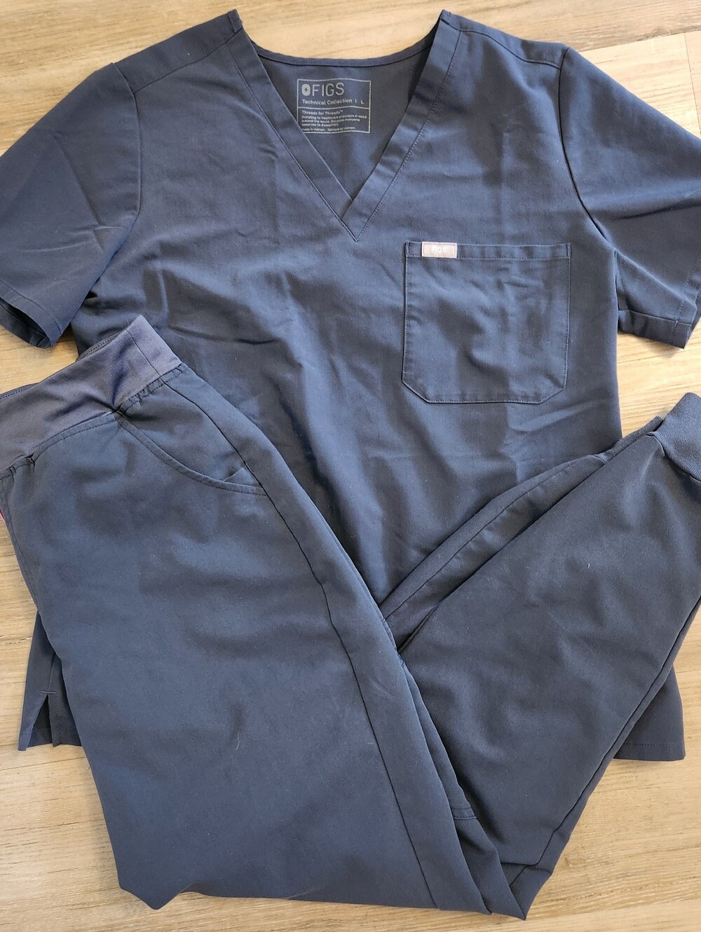 Figs Women’s Limited Edition Night Sky Scrub Set. Pants: M/T Top : L